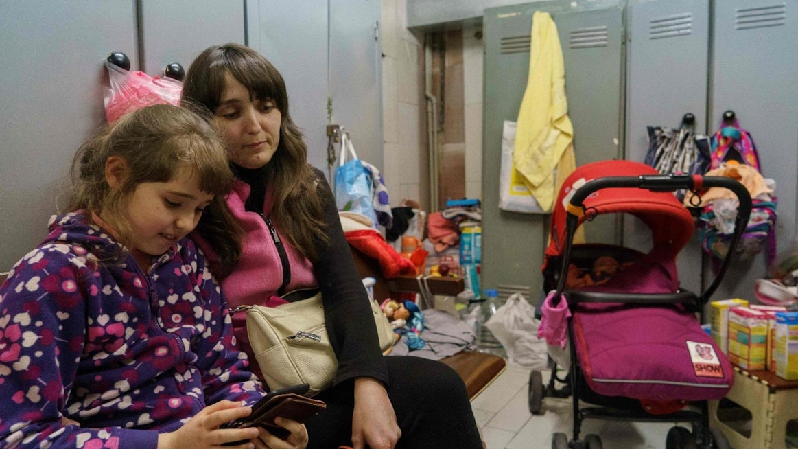 Ukrainan sotaa on paennut ulkomaille jo yli kaksi miljoonaa ihmistä, kertoo YK:n pakolaisjärjestö UNHCR. Kuva Harkovan metroasemalta. LEHTIKUVA / AFP