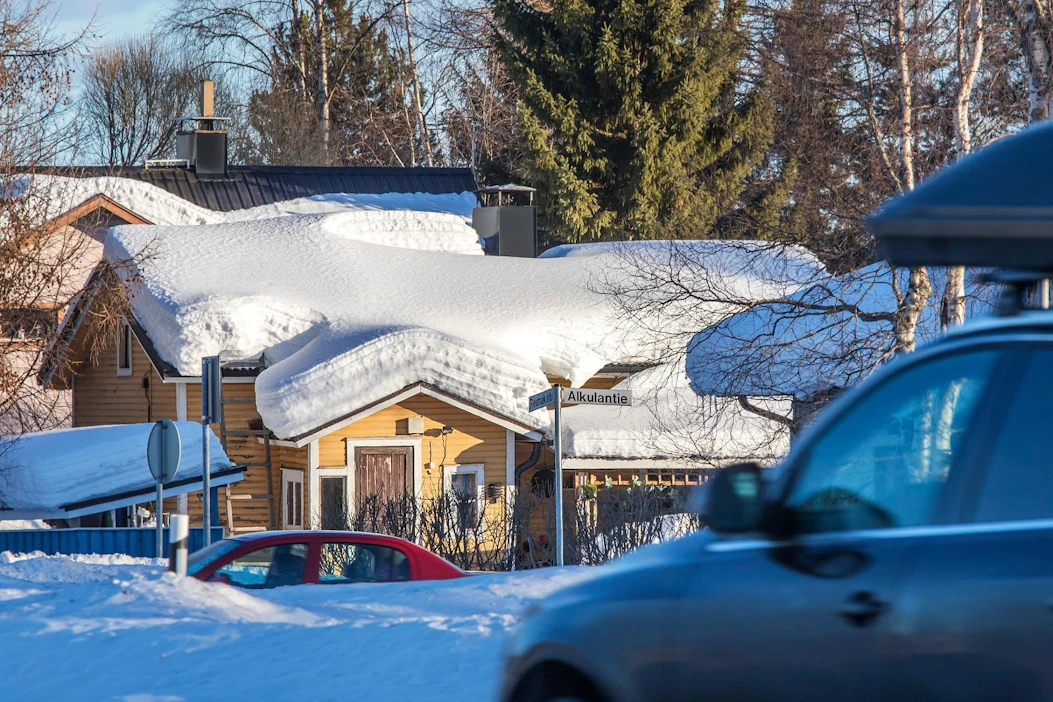 Isokin lumikuorma voi olla kevyt, mutta sään lauhtuessa se tiivistyy ja paino nousee.