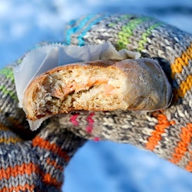 Tämä eväsleipä on helppo kuljettaa ja siisti syödä, koska päälliset on leivottu leivän sisälle.
