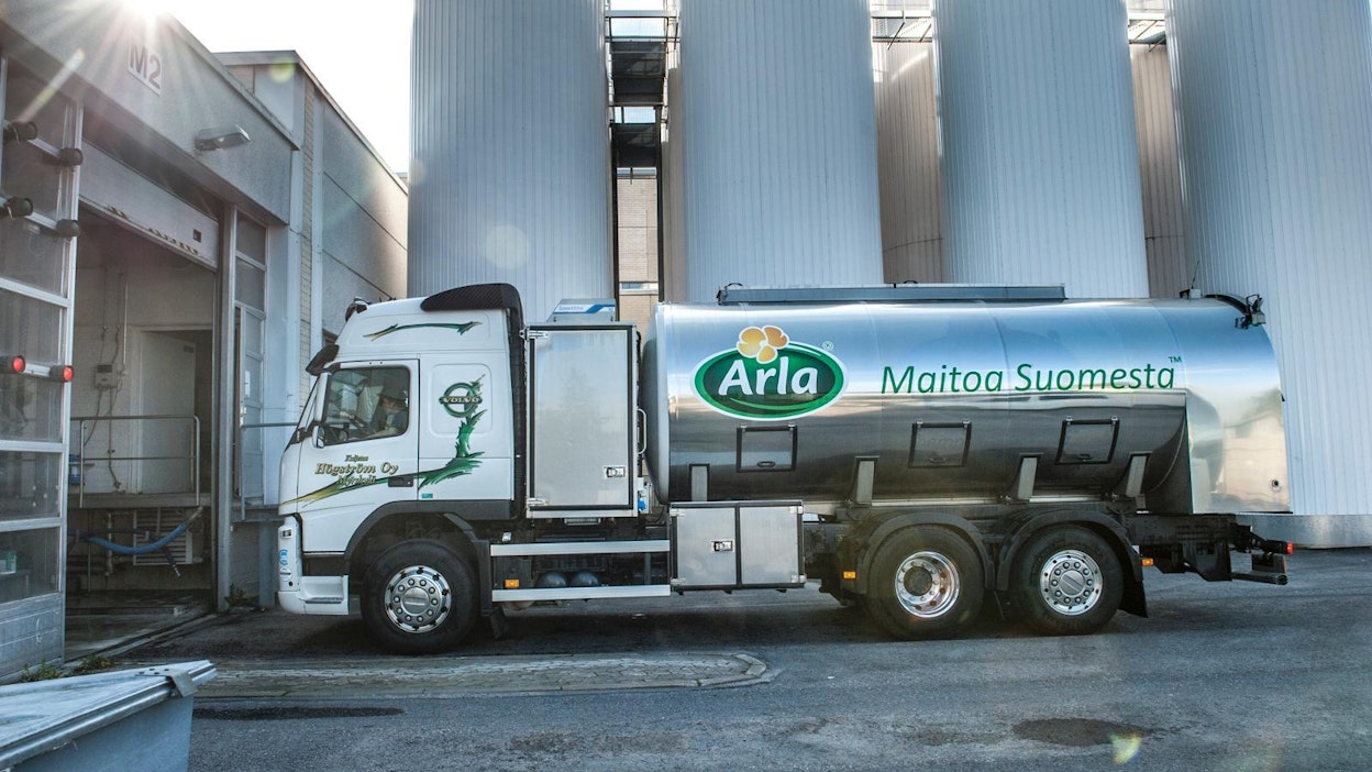Arla pakkaa Pirkka-maitoja.