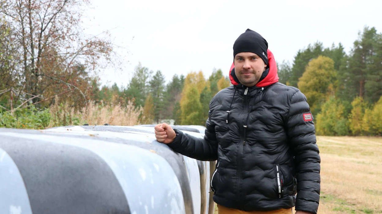 Suomussalmelainen Pirkka Tolonen sai viimeiset säilörehut paaliin syyskuun toisella viikolla.