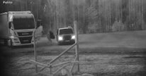 Poliisi selvitti tapaamispaikkoja, joissa huumausaineet luovutettiin rekoista jakelijoille. Poliisin kuvassa näkyy rikoksesta epäilty siirtämässä aineita rekasta taksiin.