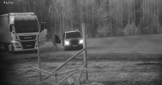 Poliisi selvitti tapaamispaikkoja, joissa huumausaineet luovutettiin rekoista jakelijoille. Poliisin kuvassa näkyy rikoksesta epäilty siirtämässä aineita rekasta taksiin. 