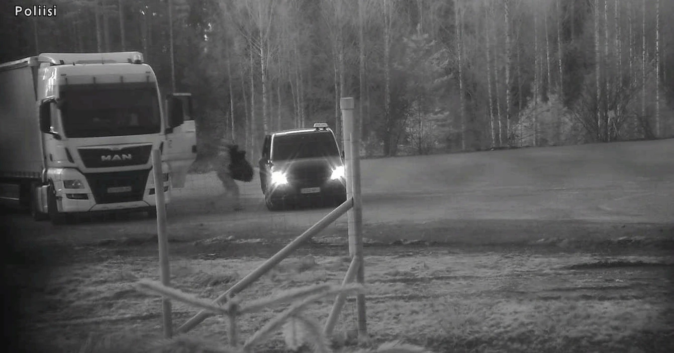 Poliisi selvitti tapaamispaikkoja, joissa huumausaineet luovutettiin rekoista jakelijoille. Poliisin kuvassa näkyy rikoksesta epäilty siirtämässä aineita rekasta taksiin.