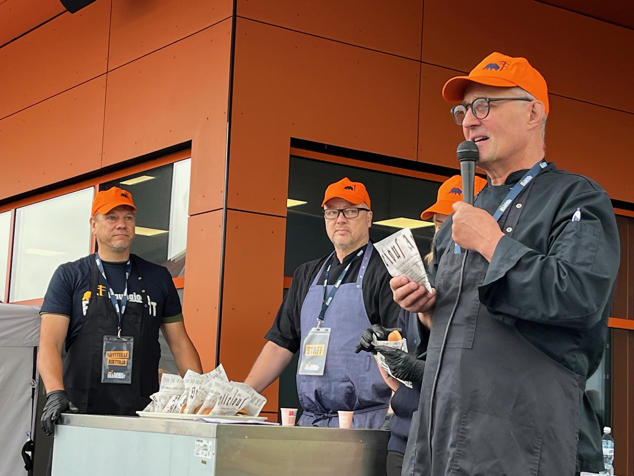Petteri Kantola (vas.), Jarmo Turpeinen ja Martin Hägglund valmistivat ja maistattivat majavahodareita messuilla. 