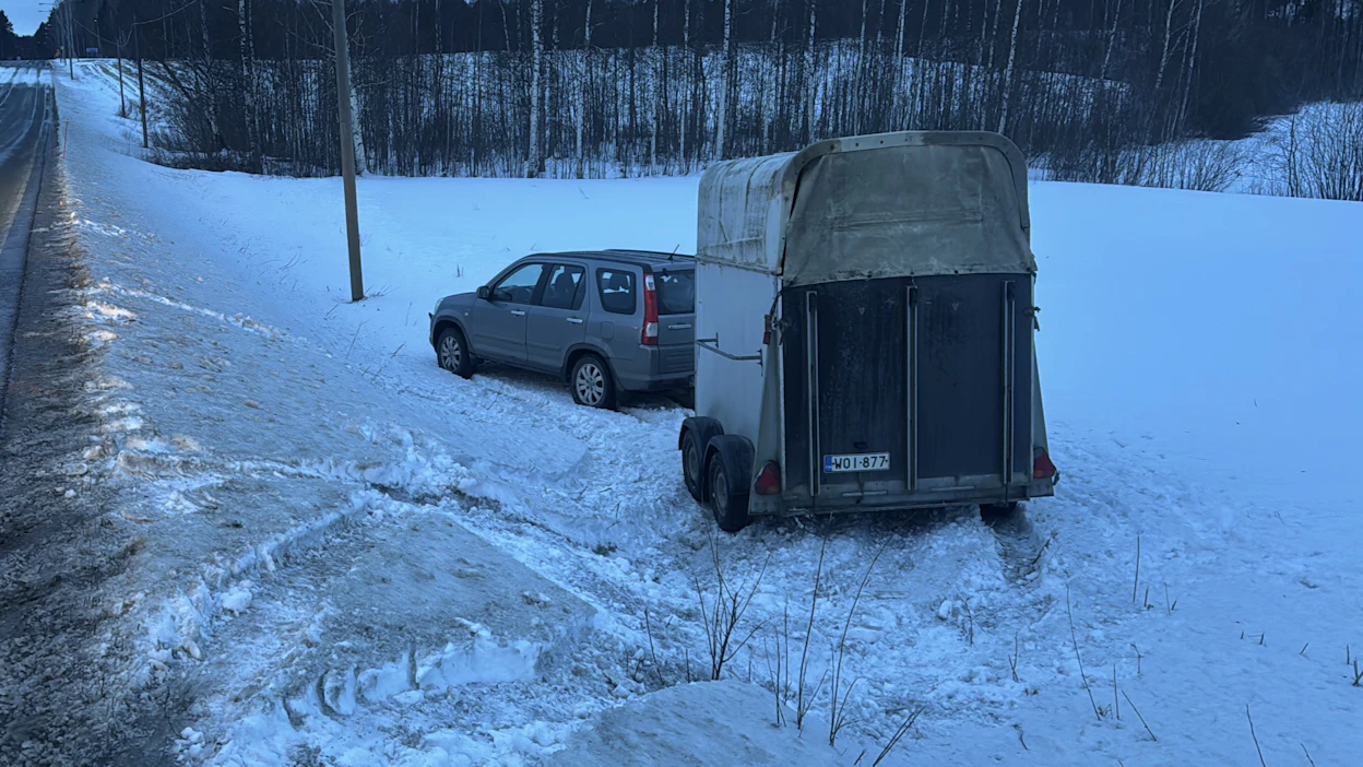 Yhdistelmä ajautui ulos tieltä. Jaana Seppänen ja Johanna Möttönen kertovat, että pudotus oli isompi, kuin kuvassa näyttää.