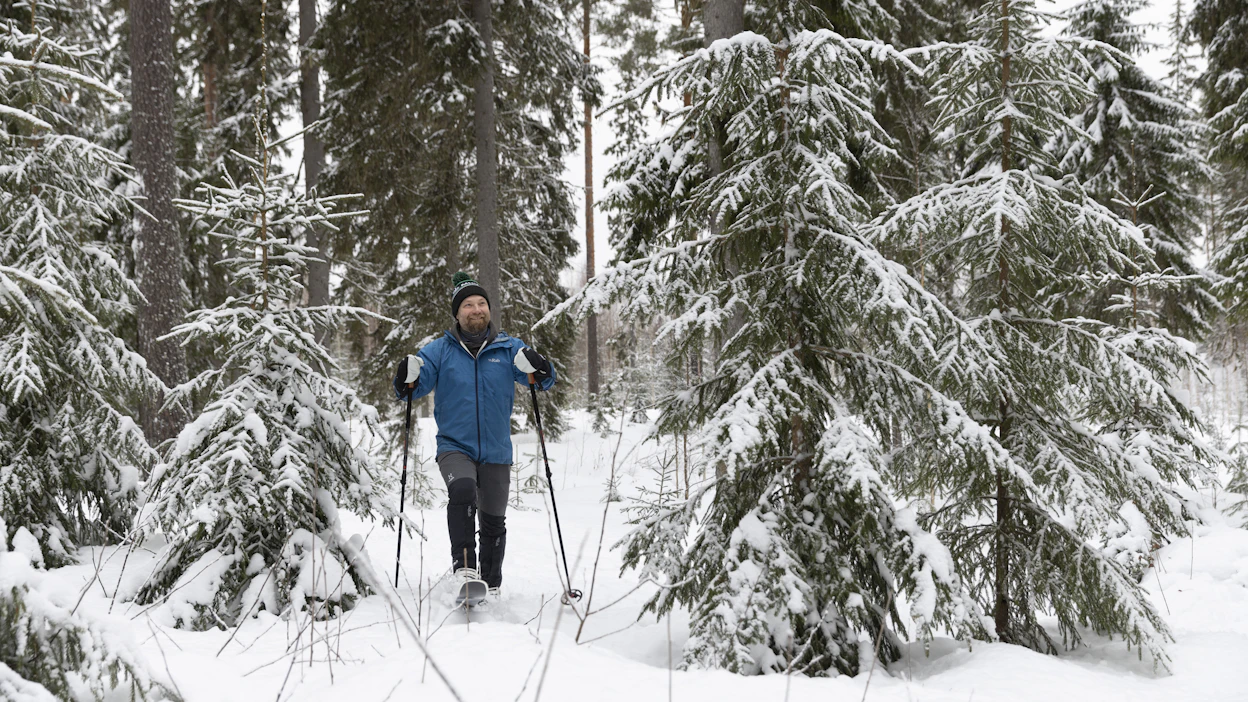 Kauppatieteilijän koulutuksensa vuoksi Mikko Pohjola kokee katsovansa metsäsektoria ulkopuolisin silmin. Usein se on ollut etu. ”Metsänhoitoyhdistys Päijänteen hallitukseen minut pyydettiin tarjoamaan ulkopuolisen kehittäjän näkökulmaa.”