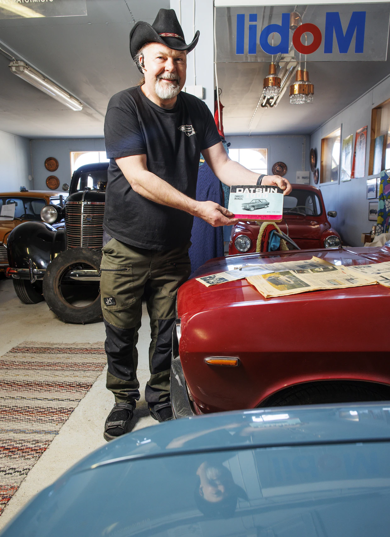 Tähänkin museolle lahjoitettuun Datsuniin liittyy tarina. Takana näkyy vm -38 Chevrolet, jonka Lasonen kunnosti pojalleen, kun tämä oli 5-vuotias.