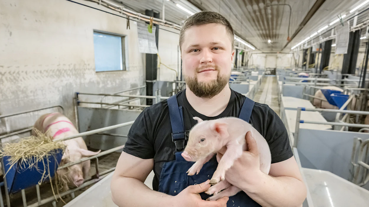 Nuori, vöyriläinen sikayrittäjä Alexander Backlund osallistuu kotieläintuotannon tulevaisuutta käsittelevään paneeliin torstaina 3. heinäkuuta. Arkistokuva.