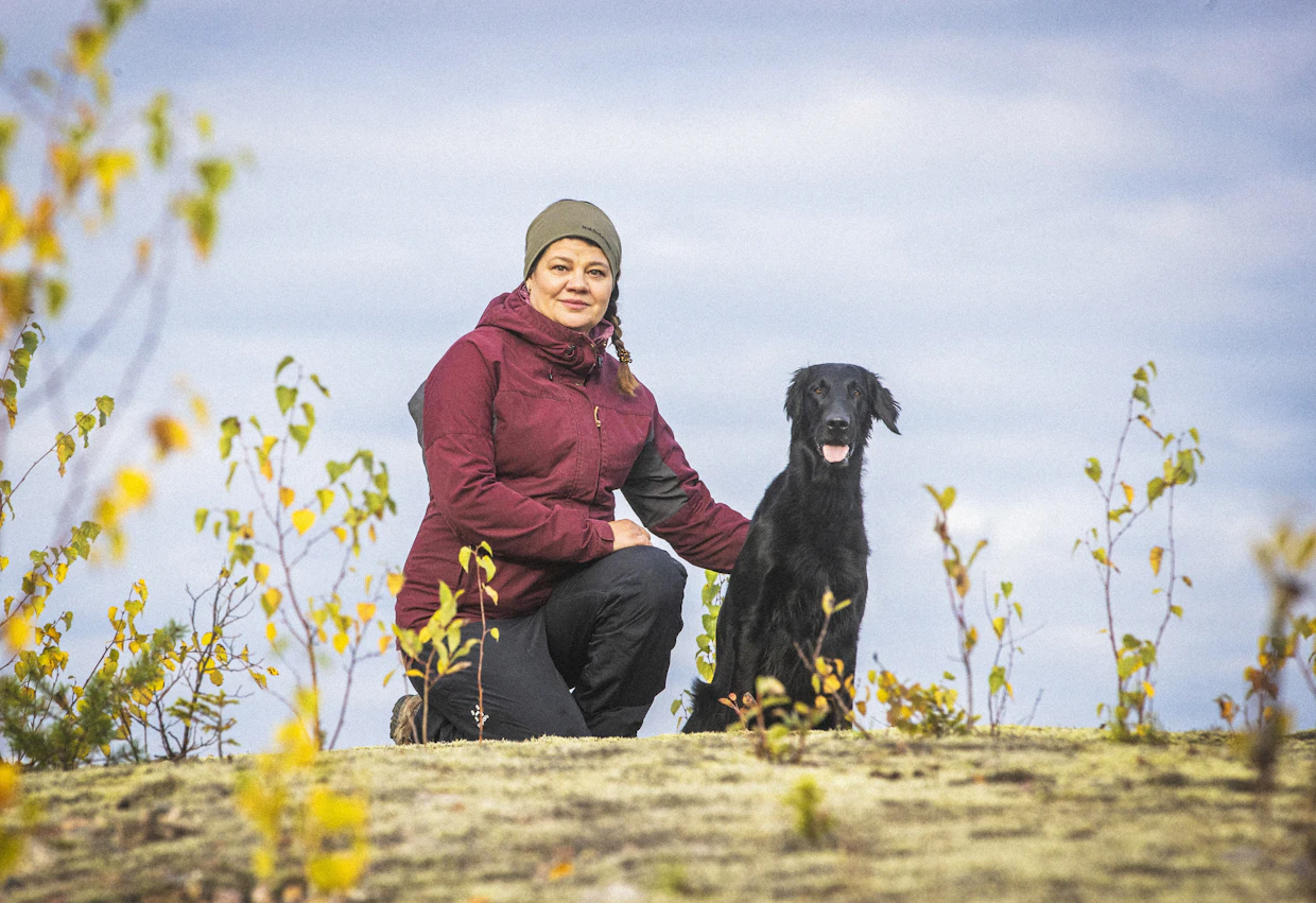 Mari Aaltosella on ollut metsästyskortti aiemmin. Innostus koiraharrastukseen herätti myös metsästysinnostuksen uudelleen. Tavoitteena on osallistua Lunan kanssa myös VAHI-kokeisiin eli Vahingoittuneen hirvieläimen jäljestykseen, joissa ohjaajalta vaaditaan voimassa oleva metsästyskortti.