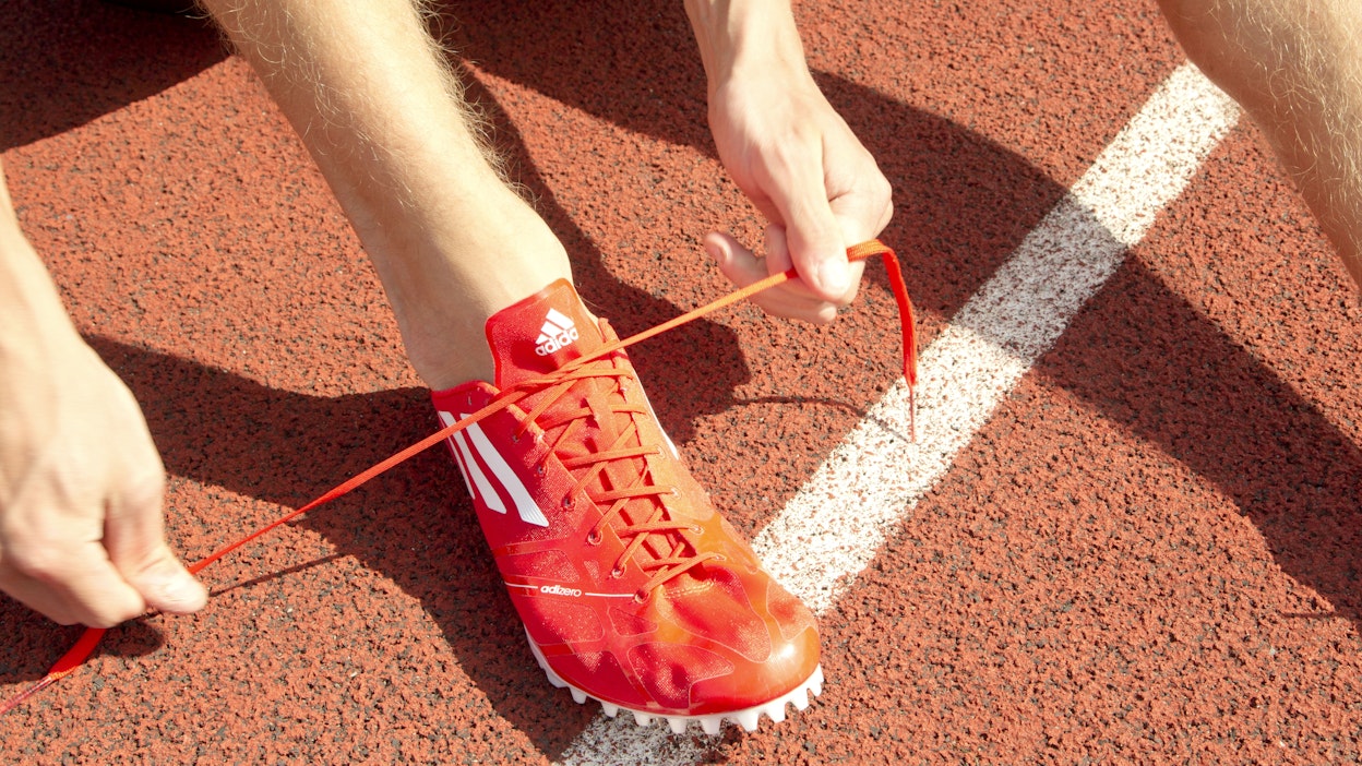 Huippu-urheilija valmistautuu harjoitukseen. Kuvituskuva.