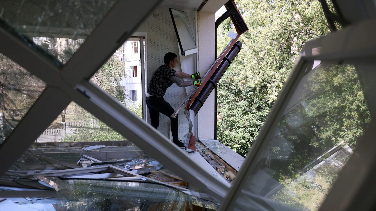 Venäjän tekemät iskut Ukrainaan ovat kiihtyneet viime aikoina. Kuva iskun tuhoista Kiovassa 26. elokuuta. AFP/LEHTIKUVA.
