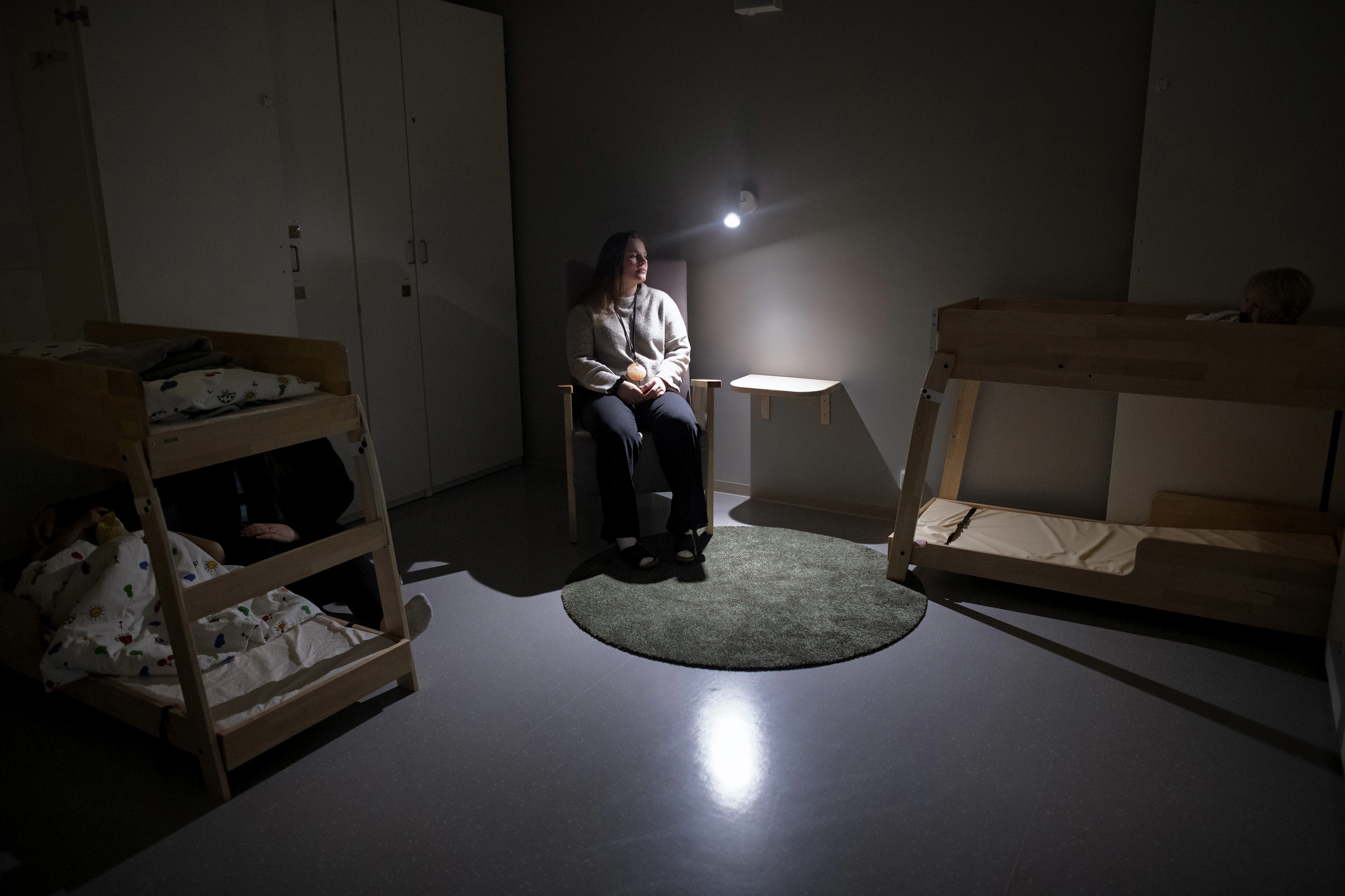 Lepohuoneessa valmistaudutaan taaperoiden Muurahainen- eli Myran-ryhmän päikkäreille. Sosionomi Angelica Bodbacka valvoo lepotuolissa.
