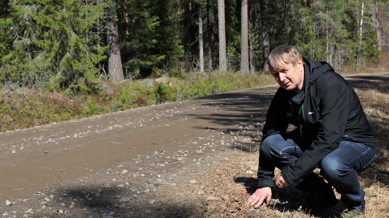 Projektipäällikkö Arto Valkama Kauhavalta muistuttaa yksityisteiden merkitysestä elinkeinoille, asutukselle ja turvallisuudelle. Tie on oltava kunnossa, että raskailla kuormilla voidaan liikkua tai päästään kotona olevan vanhuksen luo neljä kertaa vuorokaudessa.