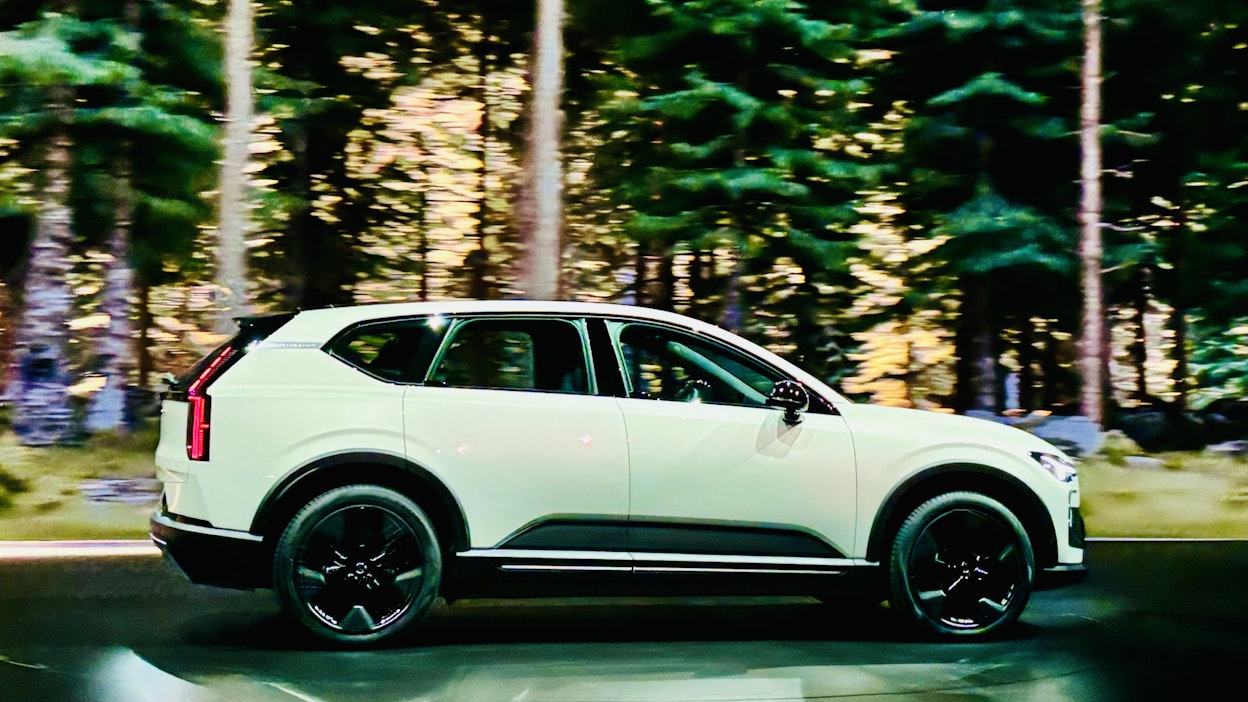 Sähköistyminen vähentää liikenteen päästöjä. Kuvassa uusi Volvo EX60.