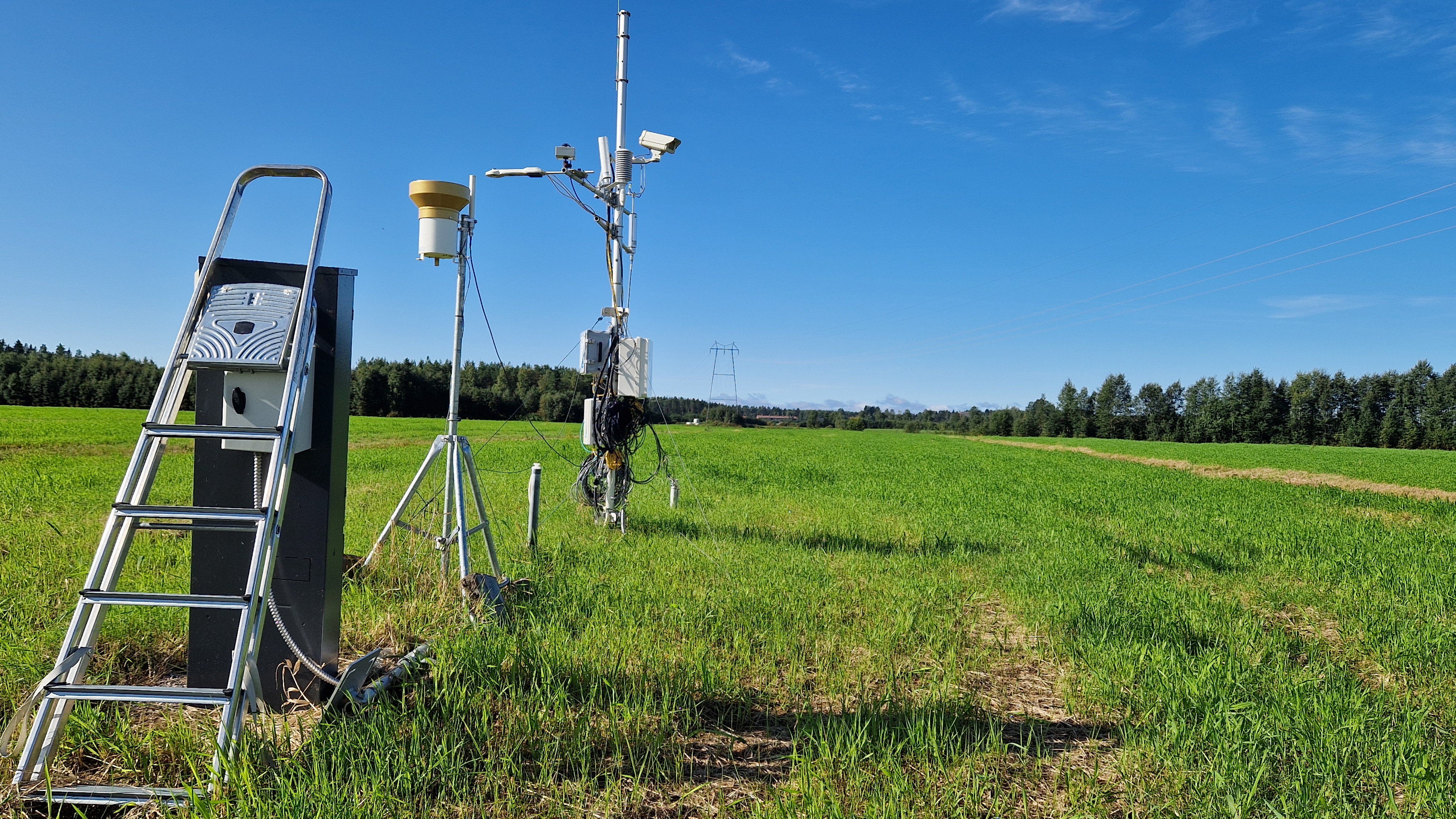 Pellon keskellä oleva eddy covariance -jatkuvatoiminen mittauslaitteisto seuraa jatkuvasti tutkimusalueen kasvihuonekaasupäästöjä. Laitteisto mittaa muun muassa hiilidioksidia, tuulen liikkeitä, lämpötilaa ja sääolosuhteita ympärivuorokautisesti.  Mittausten avulla voidaan arvioida, paljonko turvepellolta vapautuu päästöjä esimerkiksi tunnin, vuorokauden tai vuoden aikana.