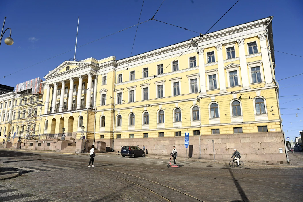 Esitys kasvattaa valtioneuvoston mukaan valtion tuloja 525 miljoonalla ja vähentää menoista 442 miljoonaa. LEHTIKUVA / Antti Aimo-Koivisto.