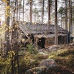 Sisu ja Kalevala ovat kovaa suomalaista ydintä. Jälkimmäisestä tuli hiljan elokuvakin, jota varten Bomban matkailukeskuksen läheisyyteen rakennettiin 1100-luvun kylää jäljittelevät lavasteet.