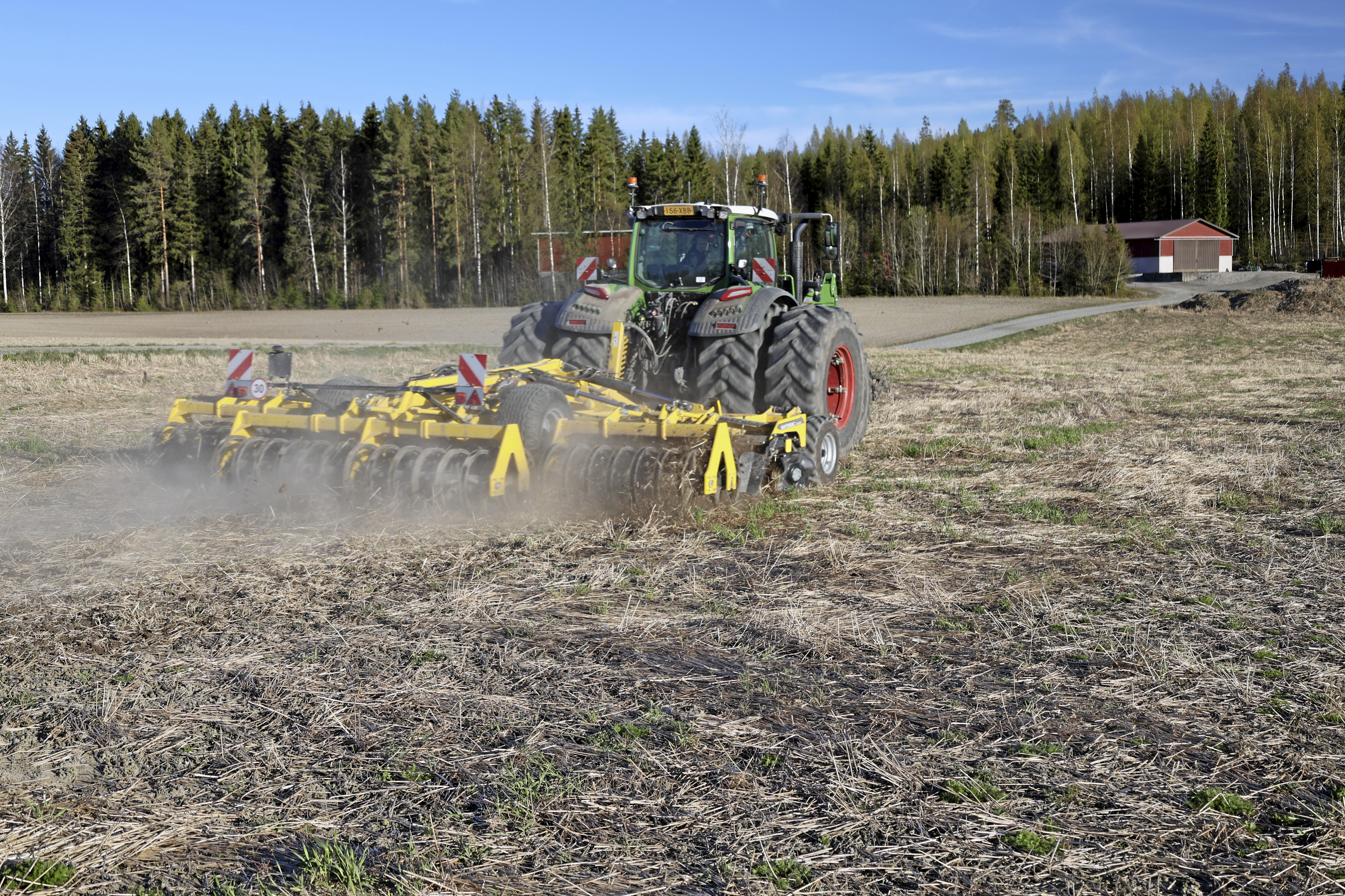 Kuvat ovat keväältä 2026. Vuoden 2025 runsas, lakoinen rukiin olki pilkkoutuu pieneksi. Tavoite on tasainen pohja 5 sentin muokkaussyvyydellä. Vauhti tekee hyvää jäljelle. Maalaji vaihtelee kyseisellä lohkolla kukkamullasta tiukempaan saveen, joten osa lohkosta edellyttää kahta ajokertaa. Ilman toista ajoa jotkut paikat jäävät kokkareisiksi.