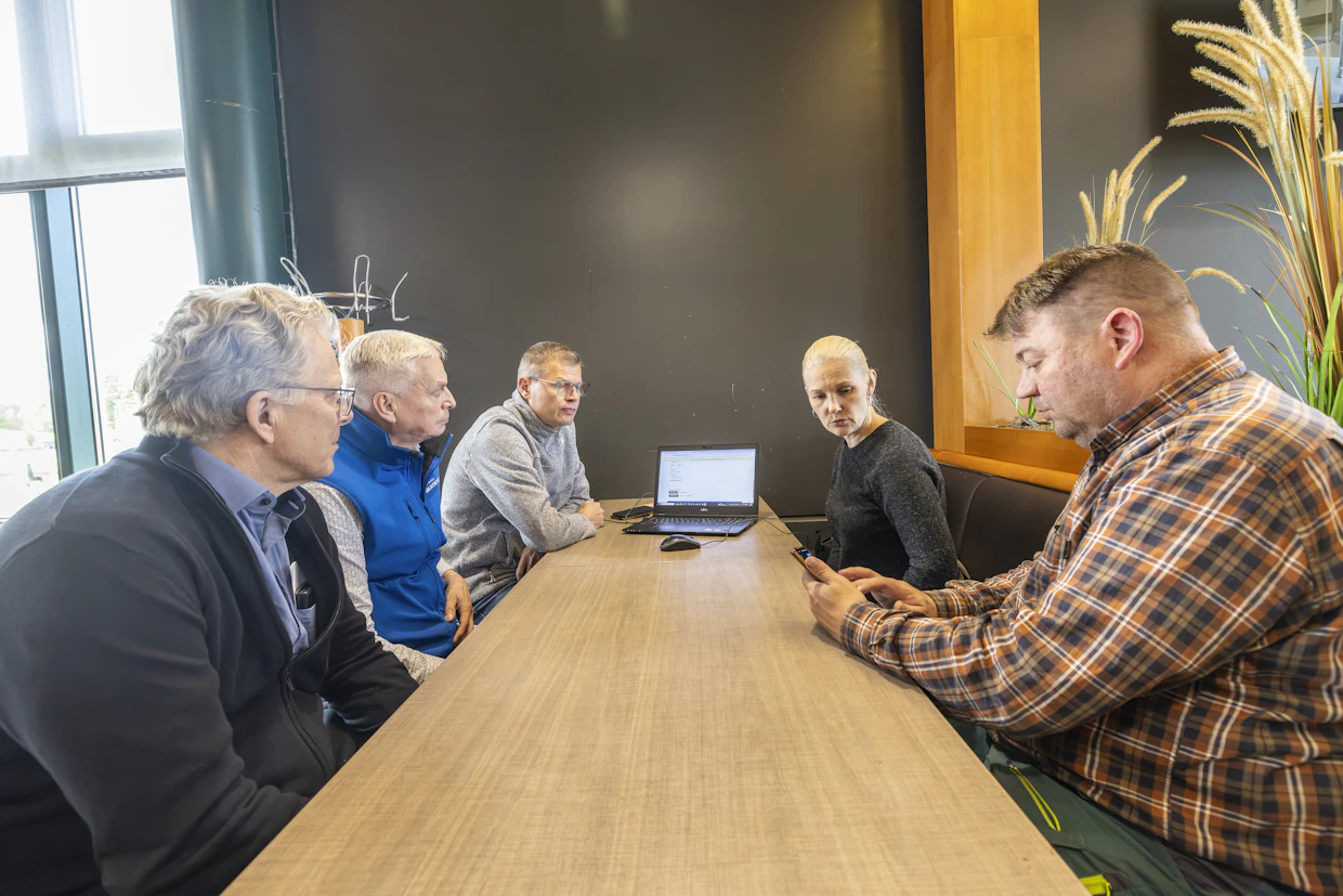 Palvelun taustalla olevat tahot kokoontuivat viime viikolla. Kuvassa vasemmalta Timo Leskinen, Ari Berg, Pekka Hannonen, Anu Hulkkonen ja Toni Penttinen.