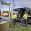 Nivalalaisen Korpimachine Oy:n työntekijät vetivät valokaapelia Evijärvelle keskiviikona. Asentajat Matias Ylikotila (vas.) ja Elias Niemi-Korpi puhaltavat valokaapelia siniseen suojaputkeen.