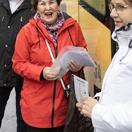 Hymy oli herkässä, kun Elise ­Koskinen, Markku Oksanen, Kirsti Lintula ja Kaisu Oksanen nousivat lähes täpötäyteen tilausbussiin. 