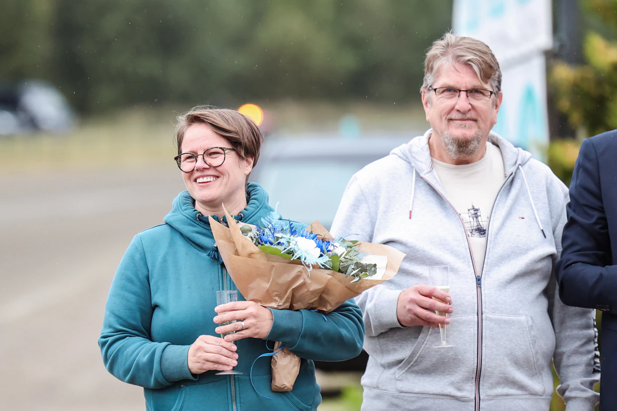 Emilia ja Pekka Lillbacka juhlimassa Weikon Derbyn voittoa viime elokuussa Killerillä.