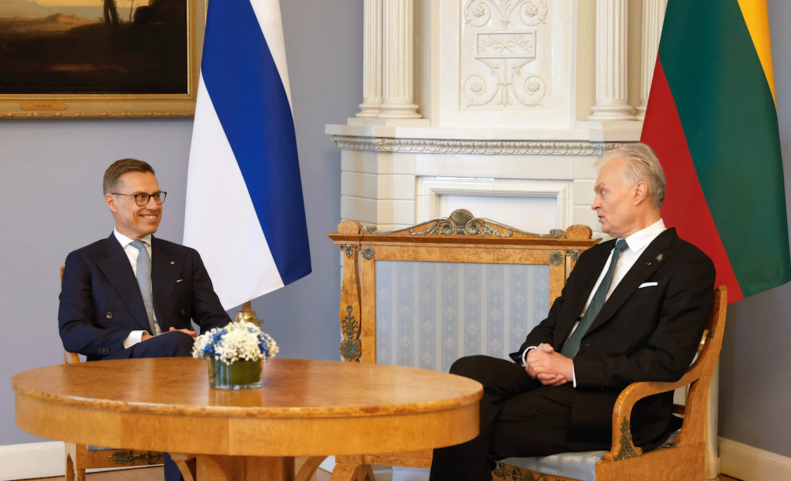 Presidentti Alexander Stubb kommentoi Ukrainan sotaa Liettuassa maan presidentin Gitanas Nausedan kanssa pidetyssä tiedotustilaisuudessa. AFP / LEHTIKUVA.