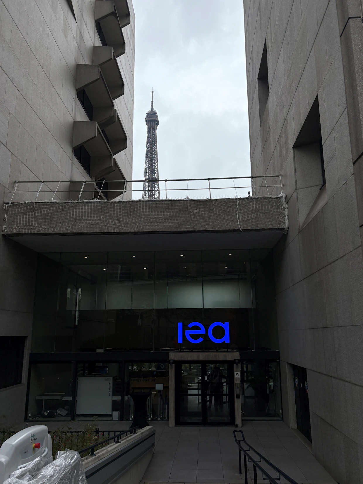 Kansainvälisen energiajärjestön IEA:n pääkonttori sijaitsee Pariisissa Eiffel-tornin läheisyydessä.