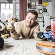 Ville Viholainen peräänkuuluttaa läsnäolon tärkeyttä lasten arjessa. Pienilläkin leikkituokioilla on iso merkitys lapselle.