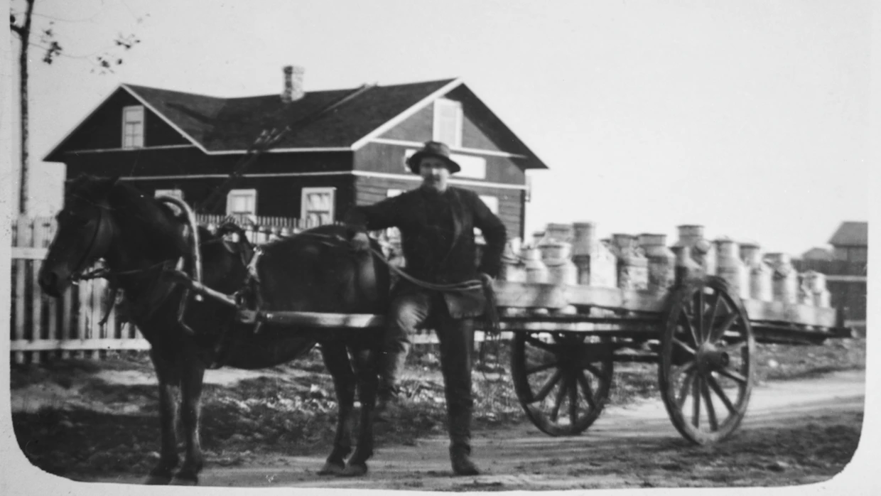 Kustaa Knuutila ja rattaiden täydeltä maitotonkkia matkalla meijeriin 1930-luvun alussa.