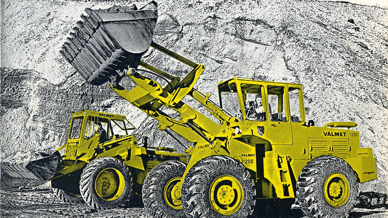 Valmet 1200 oli tehty eniten myytyyn kokoluokkaan. Sen työpaino oli vajaa 10 tonnia. Myös pienemmälle mallille ajateltiin olevan kysyntää. Takana näkyvä Valmet 1000 painoi 7,3 tonnia. Se ei kuitenkaan menestynyt, johon pääsyynä lienee vanhentunut konstruktio. Kuva on vuonna 1973 julkaistusta mainoksesta.