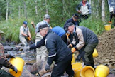Virtavesitalkoissa yhteisvoima on valttia. Jokaiselle löytyy sopivaa tekemistä.