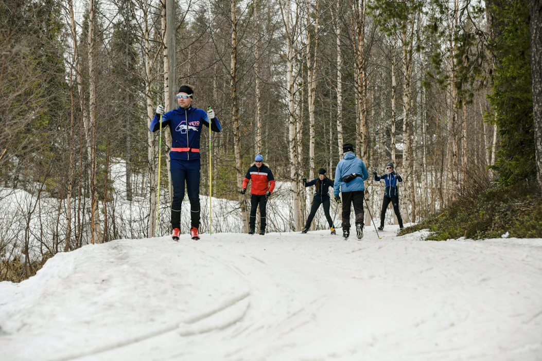 Lunta oli huhtikuun päättyessä vielä Keski- ja Pohjois-Lapissa sekä Koillismaalla, ja lumen paksuus vaihteli 30 sentistä yli metriin. Kuvassa hiihtäjiä Kolarin Äkäslompolossa pääsiäislauantaina. LEHTIKUVA / Irene Stachon.