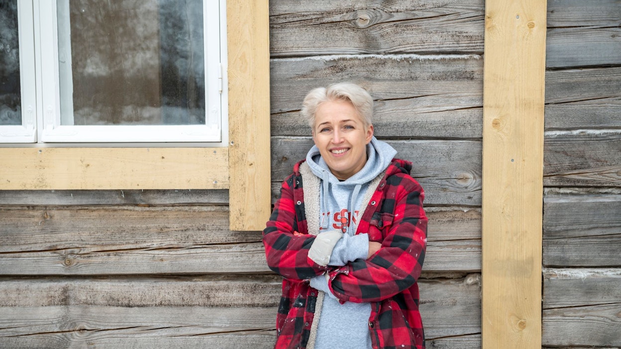 Eteläpäädyn hirret piti uusia kokonaan, Anna Perho kertoo. Nyt uudetkin hirret ovat saaneet jo harmaan pinnan.