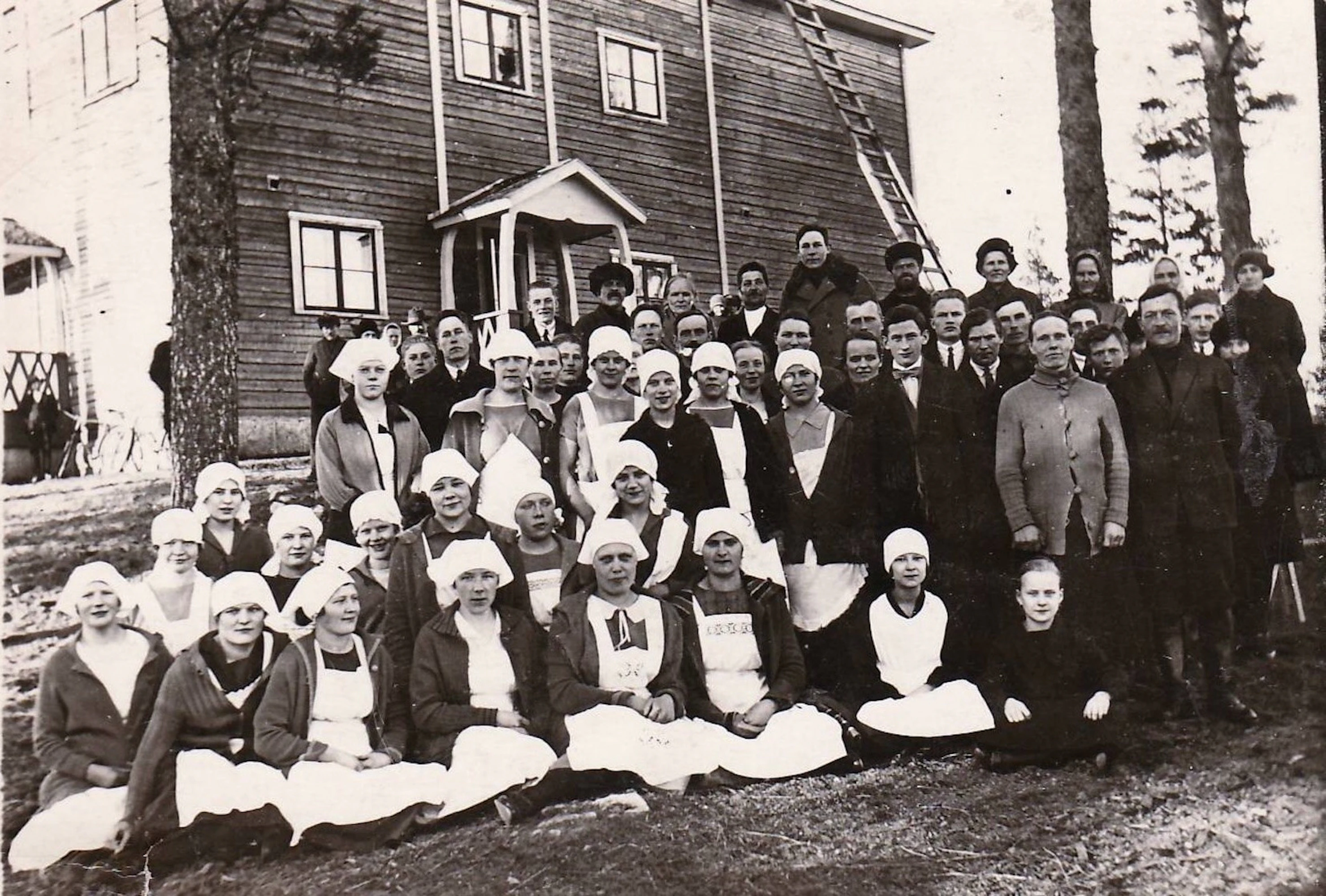 Vuonna 1927 Arolan koululla järjestetyt kotitalouskurssit huipentuivat maistiaisiin, joihin saapuivat pienviljelijäyhdistyksen jäsenet.