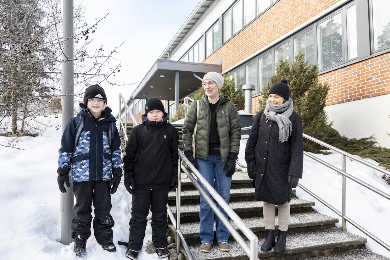 Minna Ykspuun ja Eveliina Kangasniemen (kuvassa oikealla) pojat Aaro Bäcklund ja Niilo Kangasniemi käyvät koulua Haapamäen yhteiskoulussa.