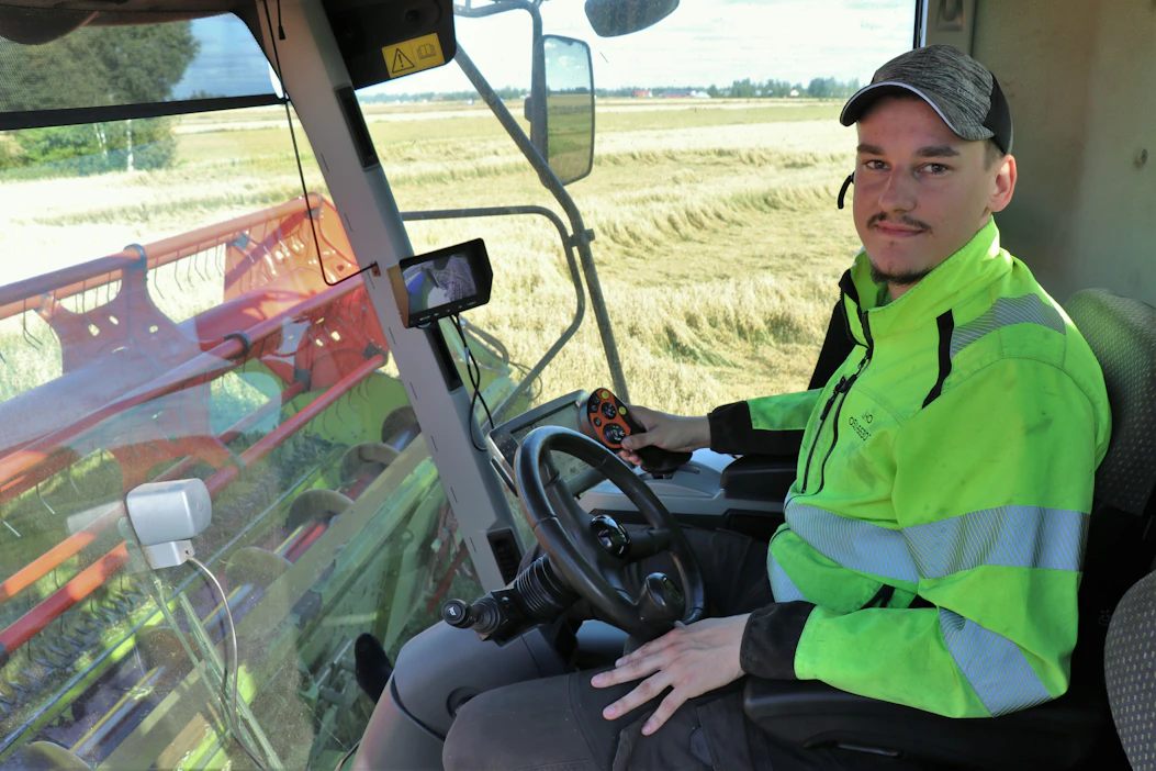 Juho Hannuksela viljelee agronomiopintojen ohessa omaa kasvinviljelytilaa sekä urakoi kahdella puimurilla.