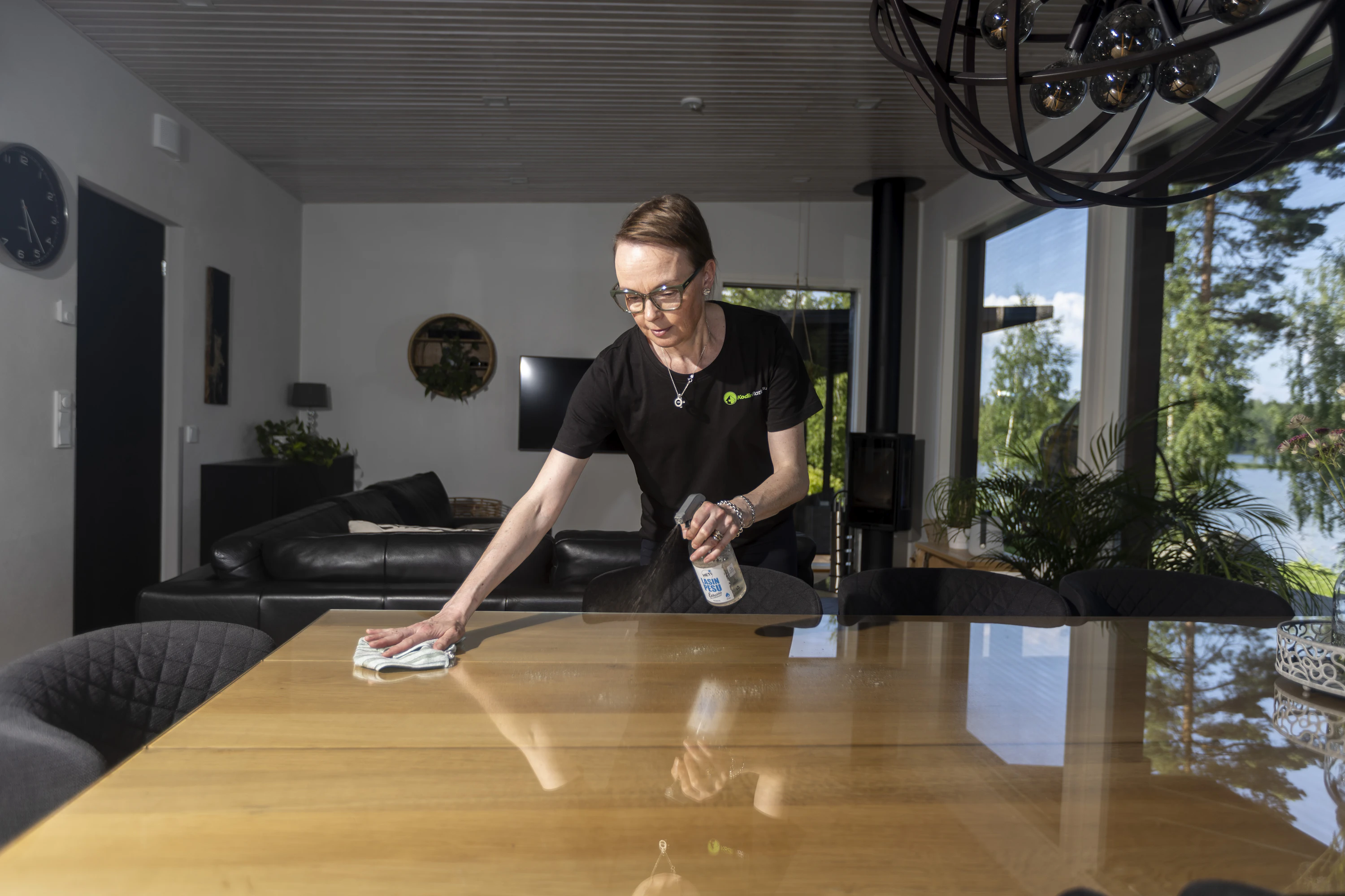 Hanna Toivainen pitää paikkojen pitämistä siistinä tärkeänä, koska yksikin huono arvostelu heikentää vuokrakohteen näkymistä Airbnb:ssä.