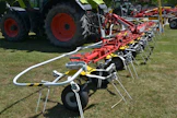 Uusi HIT V 11100 on nostolaitesovitteinen, 10,70-metrinen pöyhin, jossa on 10 roottoria. Käytössä ovat samat 1,42 metriä leveät kuusivartiset roottorit kuin aiemmin. 