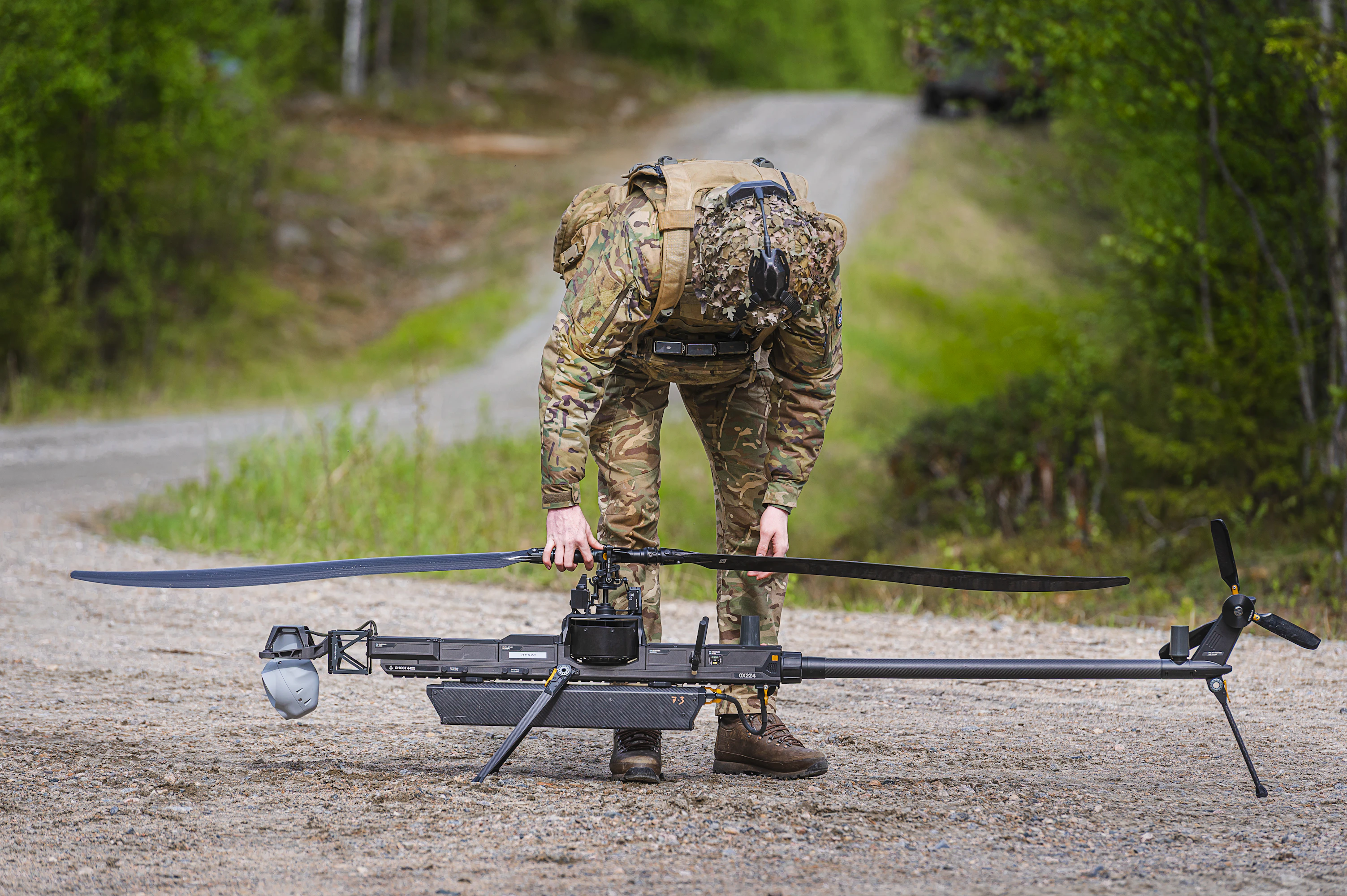Valvontadroonin keulassa on kamera, joka havaitsee kohteen ja voi lähettää viestejä helikopterille tai aseistelulle droonille.