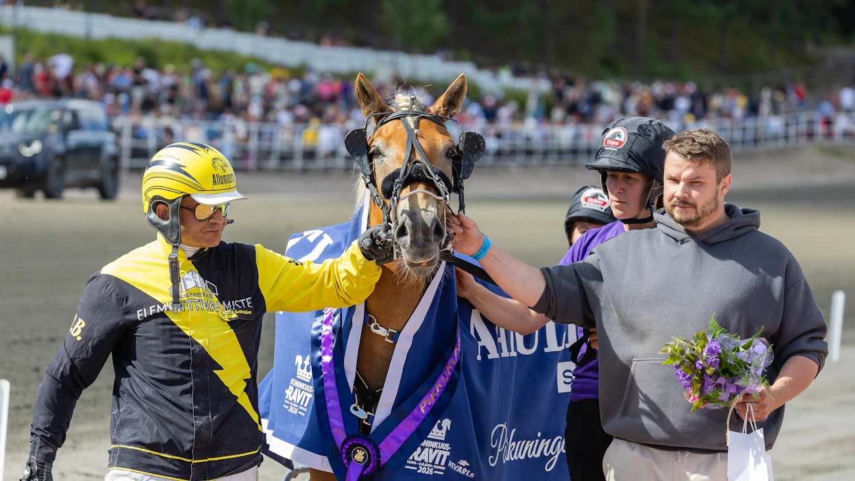 Santeri Mäkinen (oik.) ja Henri Bollström pääsivät juhlimaan Kiriliinan kanssa Pikkukuningatar-titteliä Teivon Kuninkuusraveissa.