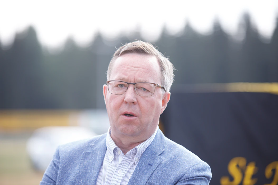 Ministeri Mika Lintilä korostaa Ilta-Sanomille, että hänen palkallaan korkeamman sähkölaskun maksaminen ei tietenkään ole ongelma.