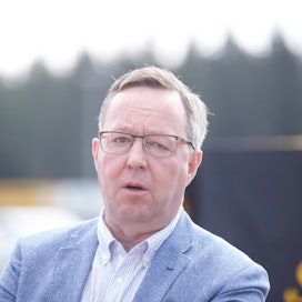 Ministeri Mika Lintilä korostaa Ilta-Sanomille, että hänen palkallaan korkeamman sähkölaskun maksaminen ei tietenkään ole ongelma.