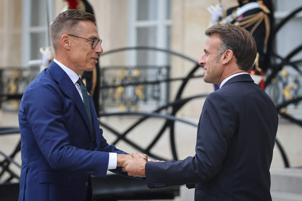 Presidentti Alexander Stubb tervehti Ranskan presidenttiä Emmanuel Macronia saapuessaan halukkaiden koalition kokoukseen Pariisissa torstaina. LEHTIKUVA/AFP.