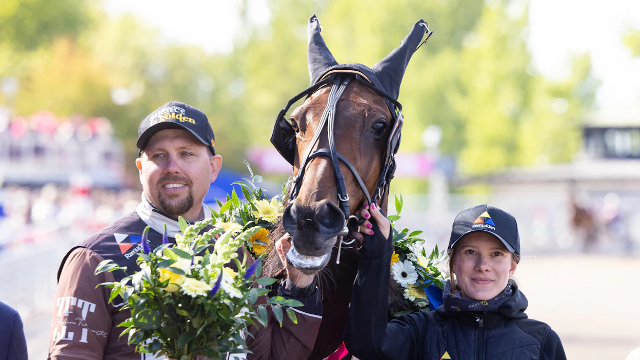 Daniel Redén ja hoitaja Ellinor Wennebring juhlivat Double Deceiverin Sweden Cupin voittoa Elitloppet-lauantaina.