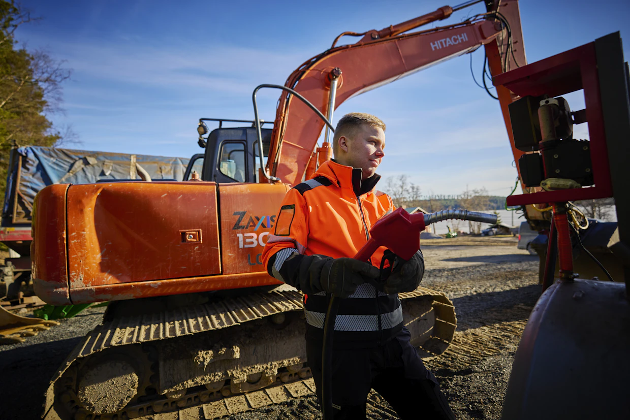 Kumpulaisen tilalla ei ole eläimiä. ”Ei olisi pahitteeksi, jos tulevalla puolisolla sattuisi olemaan ulkoiluun tottunut kissa. Kissa pitäisi jyrsijät kurissa.” Taustalla näkyy Hitachi-kaivinkone ZX130.