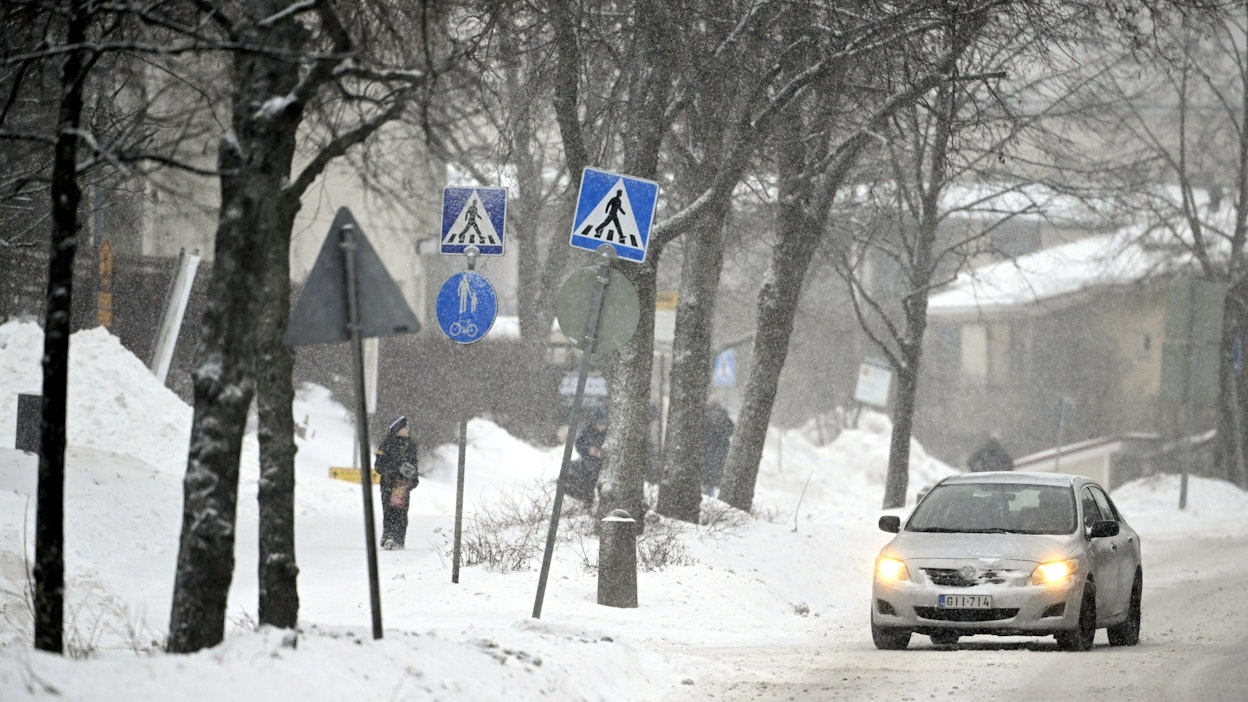 Huonosta tai jopa erittäin huonosta ajokelistä kärsitään etenkin maan keski- ja pohjoisosissa. LEHTIKUVA / Heikki Saukkomaa. 