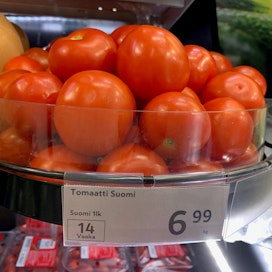 Helsingin Heikinlaakson K-marketissa tomaatti maksoi maanantaina liki seitsemän euroa kilo.