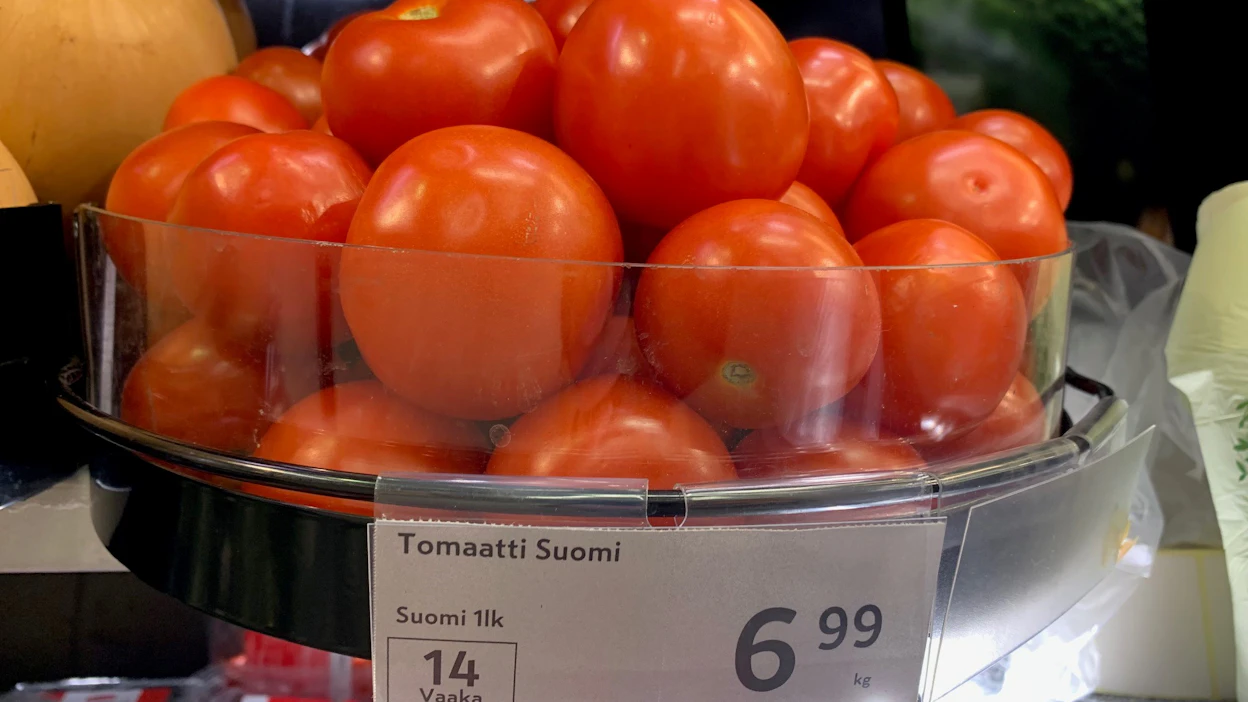 Helsingin Heikinlaakson K-marketissa tomaatti maksoi maanantaina liki seitsemän euroa kilo.